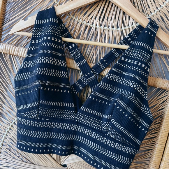 Express Black and Gold Metallic Striped Women's Crop Top SZ S/P - Picture 2 of 5